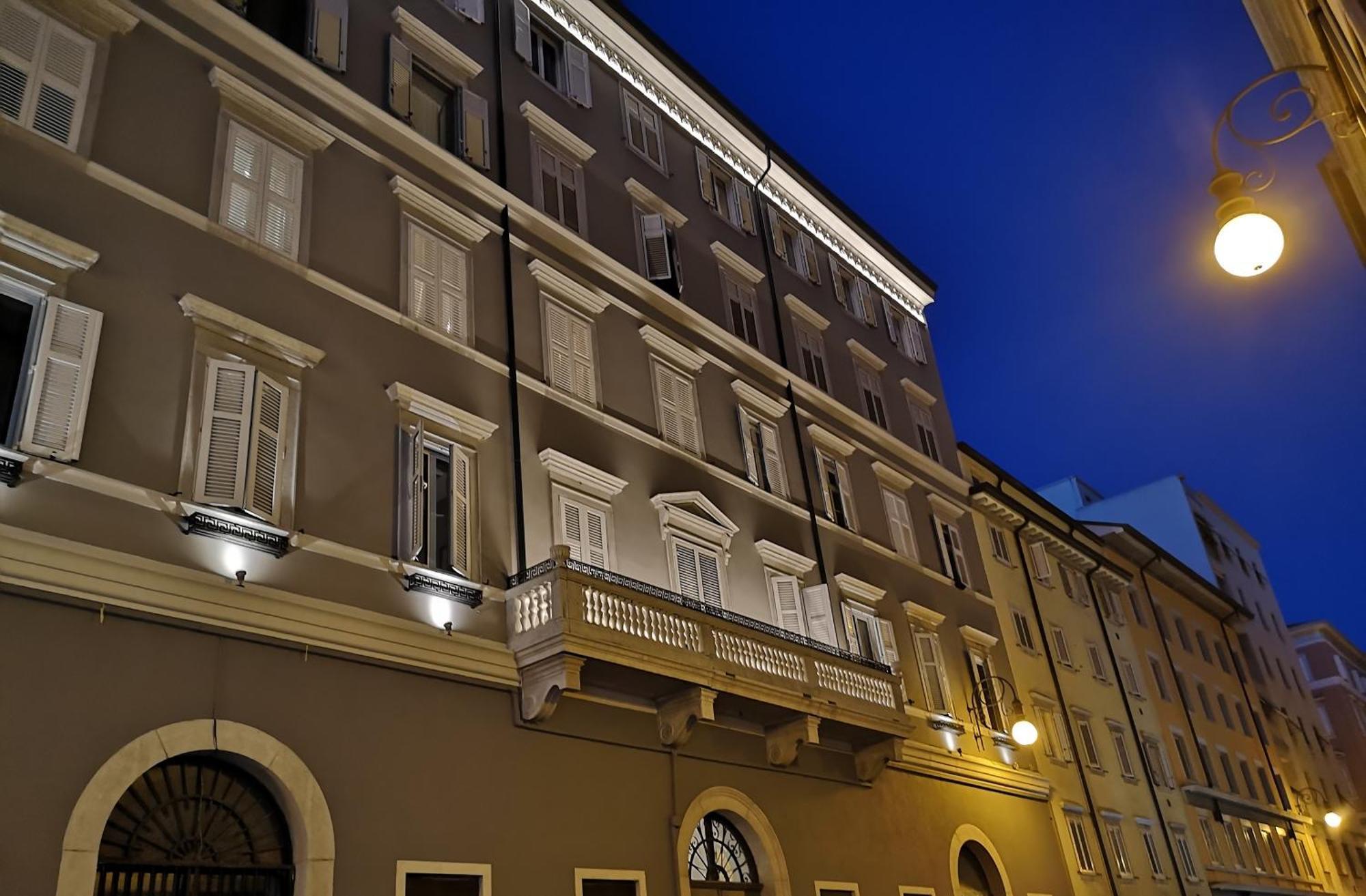 Forvm Boutique Hotel Trieste Bagian luar foto